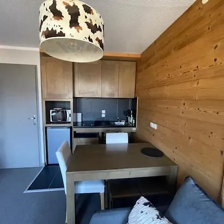 Lune D'argent Avec Vue Sur La Montagne