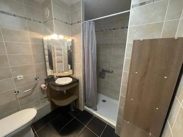 Lune D'argent Avec Vue Sur La Montagne موجوف