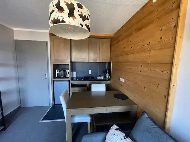 Lune D'argent Avec Vue Sur La Montagne